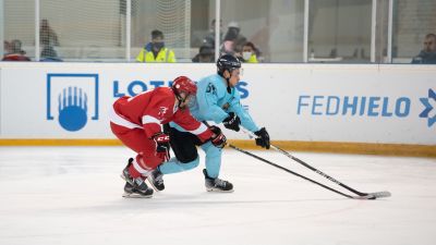 Disputa entre los jugadores del Club Hielo Jaca y el Barça