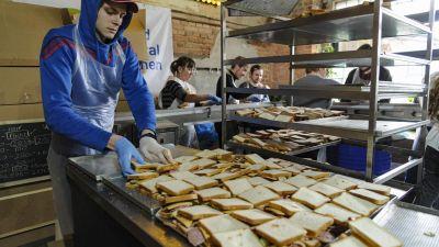 Voluntarios preparan comida con la ONG World Central Kitchen en Ucrania (imagen de archivo). / Foto: EFE