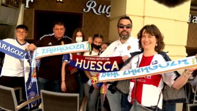 Aficionados oscenses y zaragozanos en el centro de Huesca.