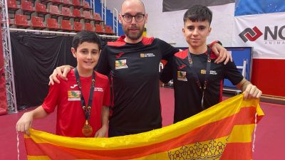 Álvaro Gimeno (izquierda) y Alejandro Vivó (derecha), posan con sus medallas.