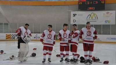 Varios jugadores del CH Jaca, con la medalla de plata tras caer en la final de Copa.