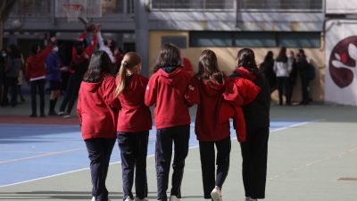Un grupo de chicas en el patio de un colegio. / Foto: EP.