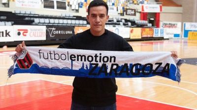 Gaby Ramírez posa con la bufanda de Fútbol Emotion Zaragoza.