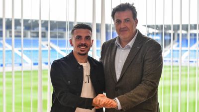 Joaquín Muñoz posa con Manolo Torres tras firmar el acuerdo de renovación.