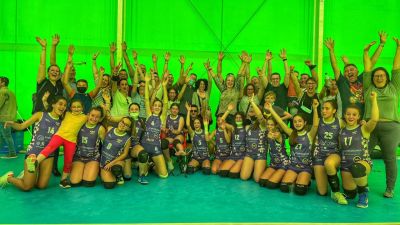 Jugadoras y familiares de un equipo del torneo posan tras un encuentro.