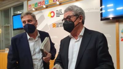 El consejero de Movilidad, José Luis Soro (izda.), y el director general de Transportes, Gregorio Briz. / Gobierno de Aragón