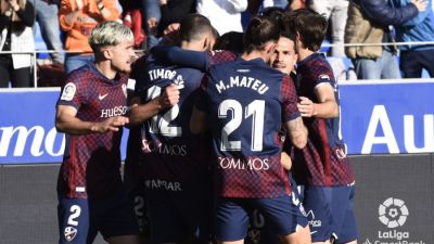Los jugadores de la SD Huesca se abrazan tras un gol.
