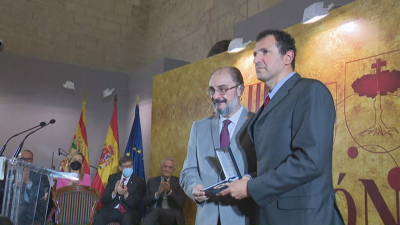 Rafael Bergua, presidente de la Asociación Zona Zero Pirineos, recibe la Medalla de Aragón al Mérito Social de manos del presidente Javier Lambán.