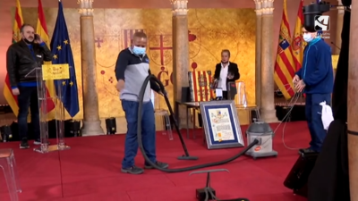 Operarios ultimando los detalles de la celebración del Día de Aragón en el Palacio de la Aljafería.