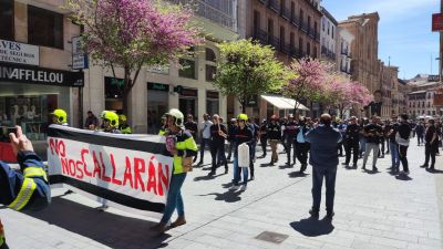Los bomberos de Huesca se manifiestan en el centro de la ciudad.