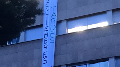 Unos 25 estudiantes se han encerrado este martes en Unizar para protestar por el cambio de fecha de las pruebas de septiembre./@encierroUnizar