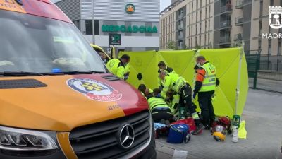 Los servicios de emergencia tratan de salvar la vida del joven. / Foto: Emergencias Madrid