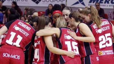 Las jugadoras de Casademont femenino hacen piña tras un encuentro.