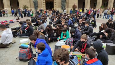 Alumnos del IES Picarral y 40 del CEIP Soledad Puértolas, esta mañana, en la plaza del Pilar.