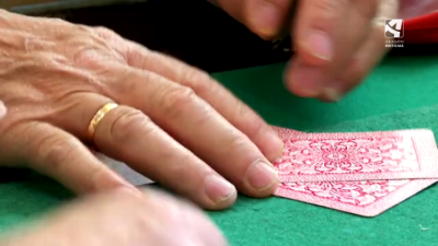 Imagen de la mano de un hombre junto a unas cartas. / CARTV