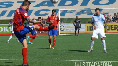 Chus Herrero despeja un balón ante la mirada del rival. Foto: SD Tarazona