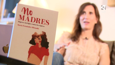 Portada del libro "No madres" y su autora, María Fernández-Miranda.