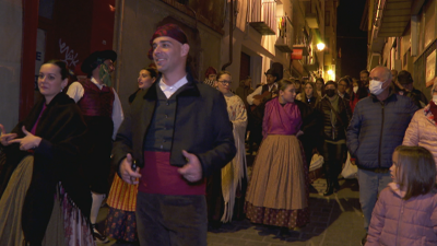 Un grupo interpretando los mayos en Teruel.