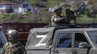 Militares rusos en guardia en el territorio del puerto marítimo de carga en Mariupol. / Foto: EFE/EPA/SERGEI ILNITSKY