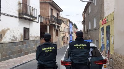 Dos agentes de la Guardia Civil, este martes, en la calle Mayor de Figueruelas.
