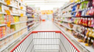 Un carro de la compra en un pasillo de supermercado. / EFE