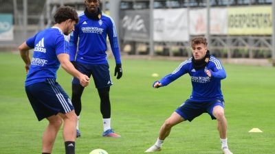 Chavarría, Jair y Ángel López durante un entrenamiento con el Real Zaragoza.
