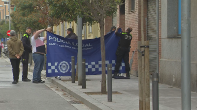 Efectivos de la Policía Local en el edificio donde se ha producido el incendio. EFE