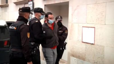 Pedro Lozano Giménez, el conocido como 'Rambo de Requena', ha sido condenado a 27 años de prisión por intentar acabar con la vida de los guardia civiles que intentaban detenerle en Muniesa (Teruel). La presencia en la provincia de Teruel del Rambo de Requena, de 30 años, fue detectada en junio de 2020, después de cometer diversos delitos violentos en la Comunidad de Valencia y protagonizar una larga fuga por zonas boscosas y de campo. Fue en ese fuga por la provincia durante la que hirió a dos guardias civiles que le perseguían, a uno de ellos de gravedad.   El juicio se celebró en la Audiencia de Teruel el pasado 22 y 23 de marzo. El 'Rambo de Requena' se sentó en el banquillo, pero decidió no hablar.  El fallo, conocido en la mañana de este miércoles, le considera autor de dos delitos de tentativa de homicidio, uno de ellos con resultado de lesiones graves, un delito de tenencia ilícita de armas, un delito de robo con fuerza en casa habitada continuado, un delito de hurto de uso de vehículo continuado, un delito de conducción temeraria y un delito de coacciones. Y, por todo ello, la Audiencia Provincial de Teruel le ha condenado a 27 años de prisión y a indemnizar con 235.233,96 euros al guardia civil que fue sufrió heridas de gravedad, así como al otro agente. También deberá indemnizar por los daños en el vehículo y la vivienda que ocupó y pagar las costas del procedimiento y de la acusación particular.    Las acusaciones pedían entre 29 y 61 años de prisión por presuntos delitos de tentativa de asesinato y robo en casa habitada, pero la Audiencia ha rechazado la acusación por tentativa de asesinato que solicitaba la acusación particular y la de lesiones graves de la defensa.  La resolución no es firme y, por tanto, las partes podrán interponer recurso de apelación contra ella en el plazo de diez días desde la notificación ante la Sala de lo Penal del Tribunal Superior de Justicia de Aragón.