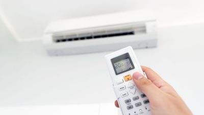 Los expertos indican que por cada grado de temperatura que se suba el termostato del aire acondicionado se ahorra un 10%.