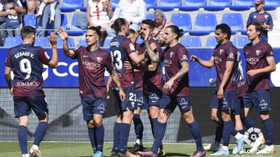 Los jugadores de la SD Huesca celebran el gol.