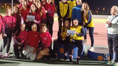 El equipo femenino del Alcampo-Scorpio71, en lo más alto del podio.