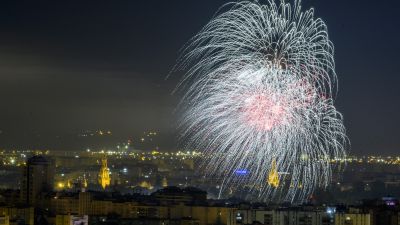 Imagen de los fuegos artificiales que han cerrado la Feria de Abril. / Fotos: EFE