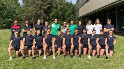 Las tres jugadores aragonesas, en medio de la fila superior, junto a sus compañeras de selección.