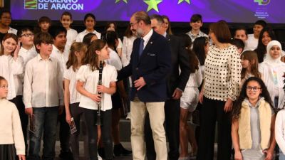 Javier Lambán, este lunes, junto a escolares en el acto por el Día de Europa. Fuente: Gobierno de Aragón.