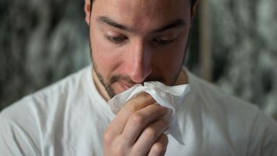 La alergia se puede confundir con un catarro por los estornudos, la congestión y por la sensación de que no se respira bien./PIXABAY