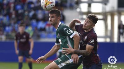Ratiu durante el encuentro de ida ante el Amorebieta.