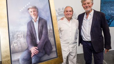 El pintor Eduardo Laborda y Pedro Santisteve, junto al retrato del exalcalde./ DANIEL MARCOS