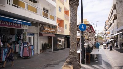 Vivienda de Los Cristianos, en Tenerife, en la que apareció el cadáver de la mujer./EFE