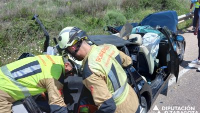 Los bomberos han tenido que rescatar a uno de los conductores, que ha quedado atrapado en su vehículo. / Foto: Diputación de Zaragoza