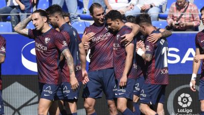 Los jugadores de la SD Huesca celebran un gol en El Alcoraz.