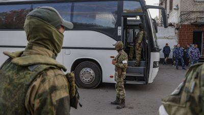 Uno de los autobuses en los que evacúan a ciudadanos y militares de Mariúpol. / EFE