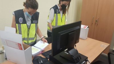 Un momento del registro en una de las consultorías implicadas. | Foto: Policía Nacional