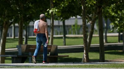 Un hombre pasea sin camiseta por un parque. / Foto: Europa Press