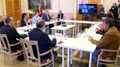 Lambán ha presidido la reunión, esta mañana en el Pignatelli, junto a alcaldes y empresarios de los valles pirenaicos.