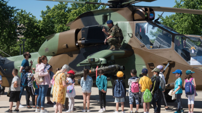 Exposición de material militar en la explanada del Palacio de Congresos de Huesca. Foto: Twitter Ayuntamiento de Huesca.