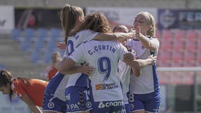 Las jugadoras del Zaragoza CFF celebran un gol.