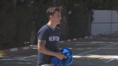 Alejandro Francés entrando a las instalaciones de la ciudad deportiva.