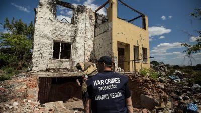 Investigadores de la división de Crímenes de Guerra buscan pruebas y entrevistan sobrevivientes a la invasión rusa en los pueblos rurales que rodean Járkov. (EFE/Esteban Biba).