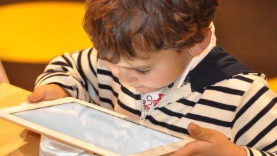 Un niño, jugando con una 'tablet'./PIXABAY