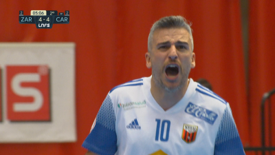 Carlos Retamar celebra con rabia el gol del empate a cuatro.